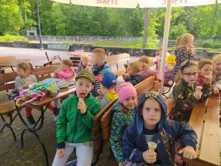Dzieci jedzą lody