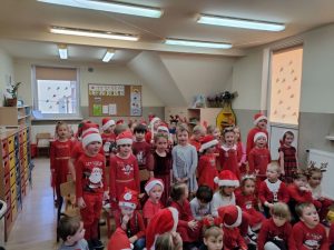 Dzieci stoją i śpiewają piosenkę.