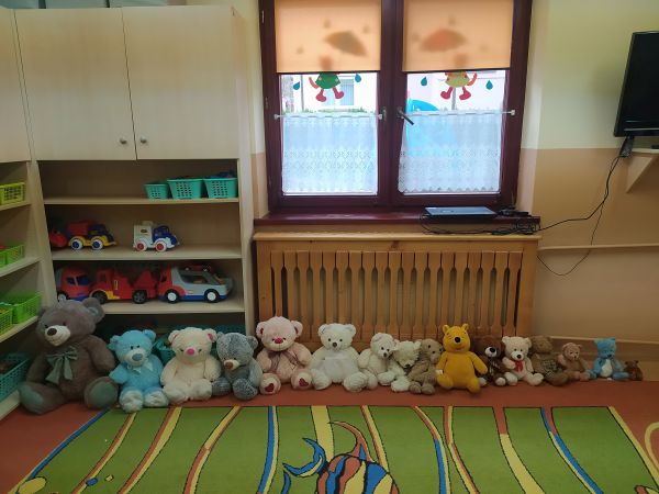 Misie na podłodze ułożone od największego do najmniejszego