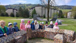 Dzieci w parku miniatu w Wiśle. Stoją obok jednego z zamków.
