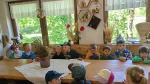 Dzieci siedzą przy stole w góralskiej izbie
