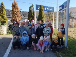 Grupa dzieci z Zerówki pozuje do zdjęcia, w tle znak Ustroń Zdrój 