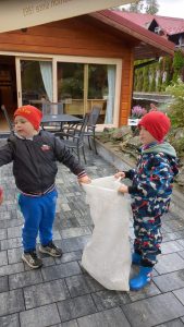 Dwaj chłopcy trzymia worek na ziemniaki