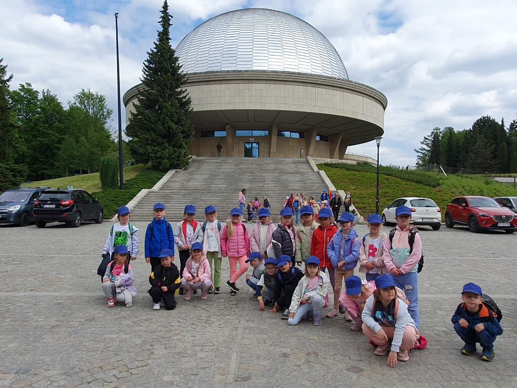 DZIECI PRZY PLANETARIUM