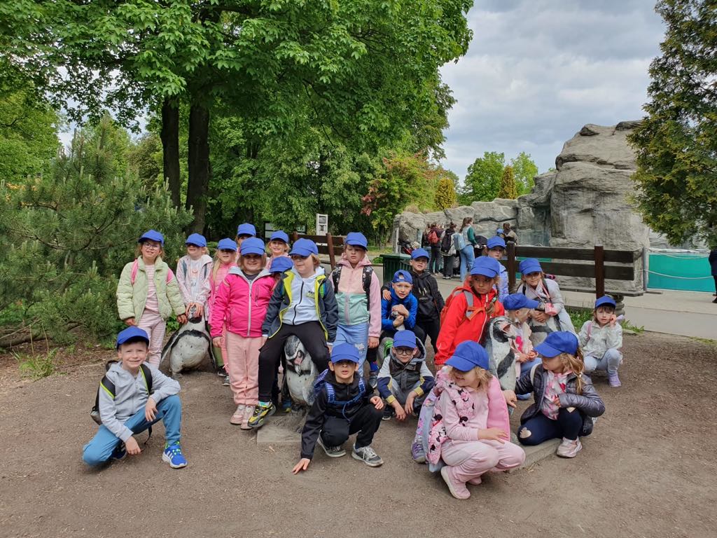 dzieci w zoo