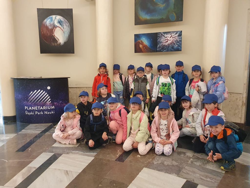 dzieci w planetarium