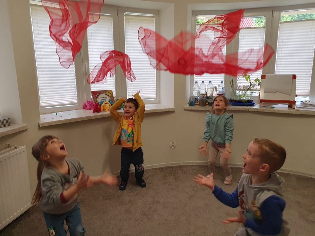 dzieci tańczące z chustkami 