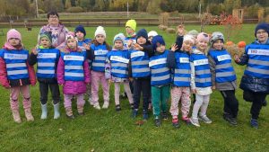 Grupa starszakow- w niebieskich kamizelkach z napisem eko drużyna 