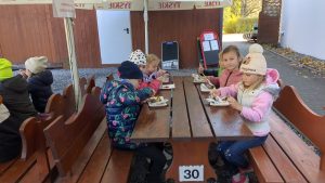 Dzieci jedzą ziemniaki i mafinki 