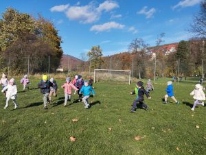 Dzieci biegają po boisku, bawimy się razem