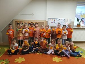 Średniaki pozują do zdjęcia, ustawione dzieci w dwóch rzędach, jeden rząd stoi drugi siedzi