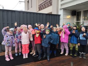 Grupa ,, zerówka'' wychodzi z restauracji z prezentami.