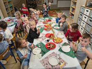 Grupa średniaki siedzą przy wigilijnym stole
