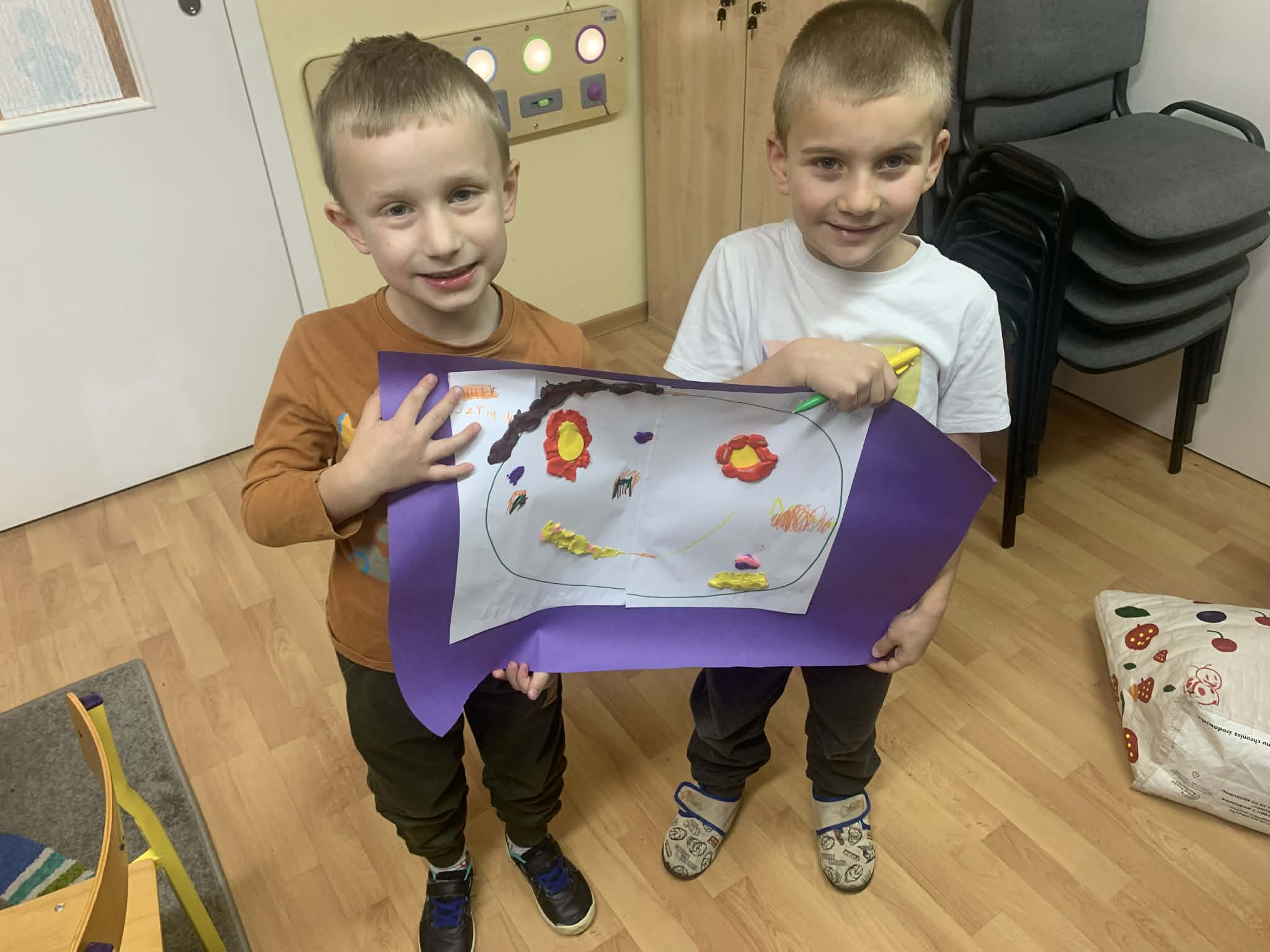 dzieci z praca plastyczna