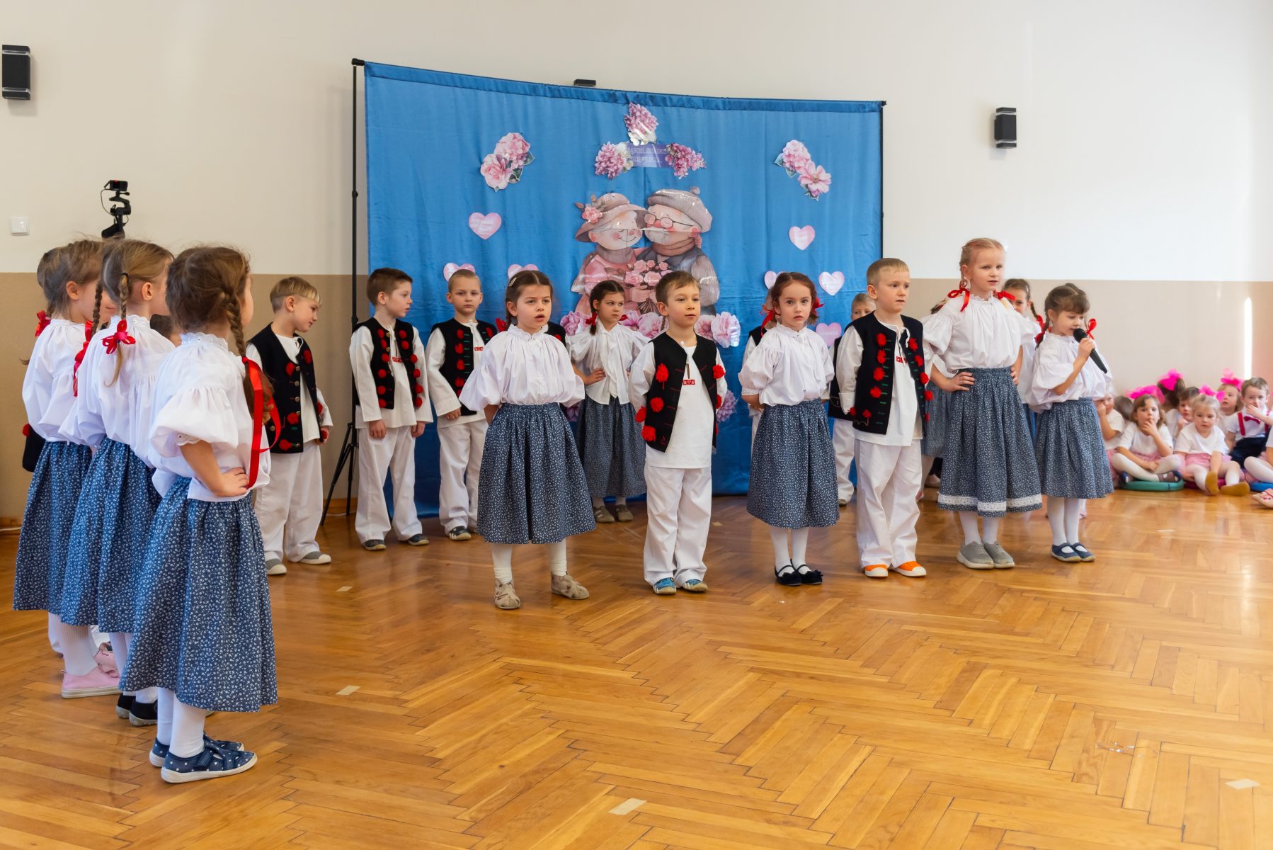 dzieci w regionalnych strojach