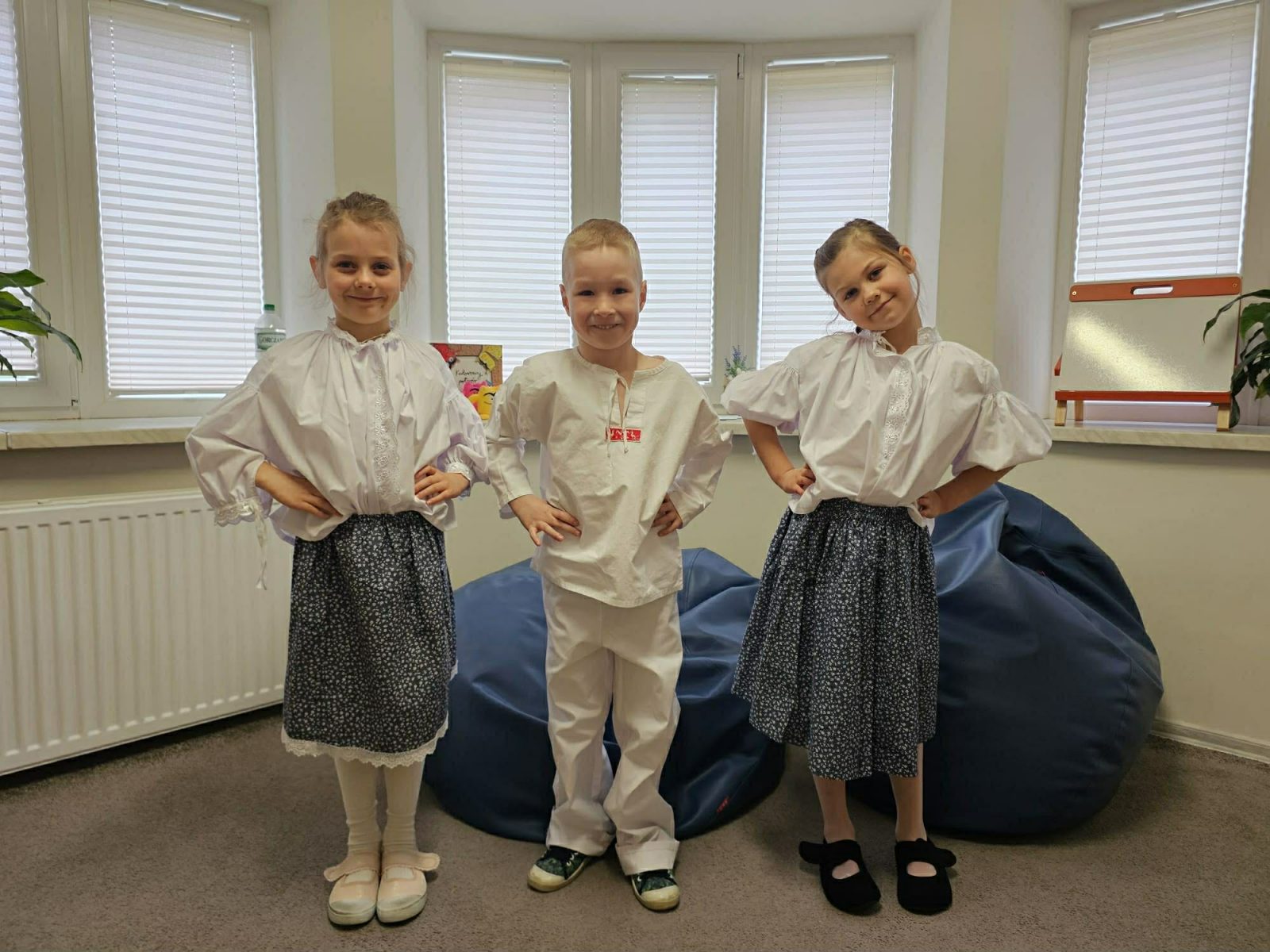 Dzieci w regionalnych strojach